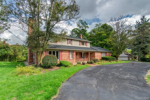 29020 Wellington St, Farmington Hills, MI, 48334-4155 | Card Image