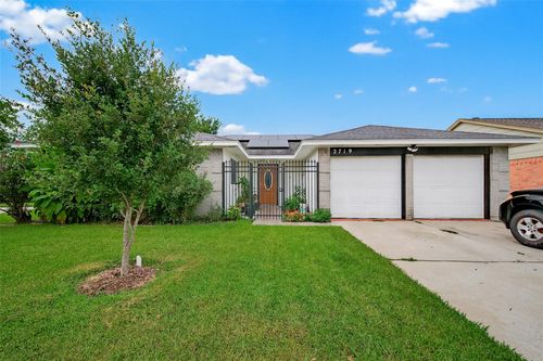 2719 Flintrock Cir, Houston, TX, 77067-1943 | Card Image