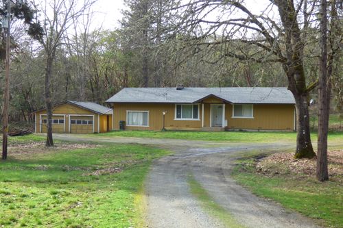 4704 Cloverlawn Dr, Grants Pass, OR, 97527-8951 | Card Image