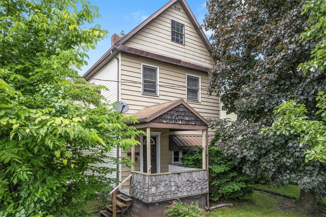 8th Ave, Brackenridge, PA 15014