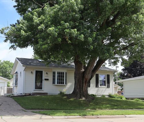 2230 Brookside Dr, Bettendorf, IA, 52722-2745 | Card Image