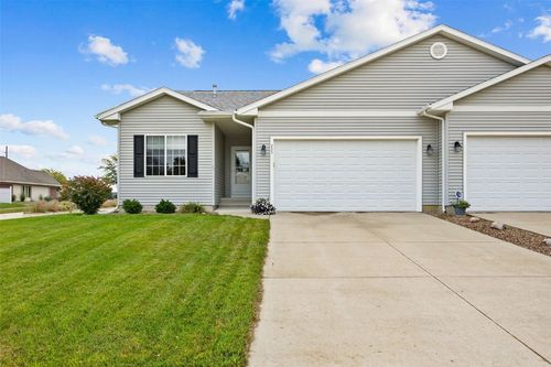 225 Ridgewood Dr, Hiawatha, IA, 52233-7989 | Card Image