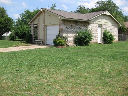 1002 Nw 23rd St, Moore, OK, 73160-1120 | Card Image