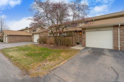 2849 Trailwood Dr, Rochester Hills, MI, 48309-1441 | Card Image