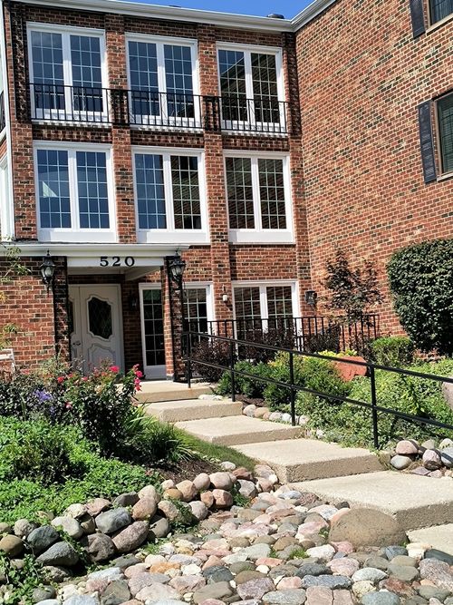 apt-318-520 Biesterfield Rd, Elk Grove Village, IL, 60007-3375 | Card Image