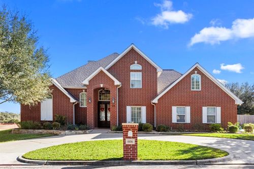 606 Park Dr, Weimar, TX, 78962-1118 | Card Image