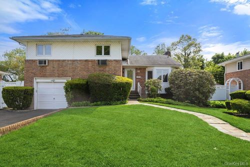 8 Pasadena Drive, Oyster Bay, NY, 11803 | Card Image