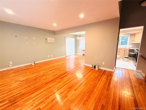 137 Willard Ave, Farmingdale, NY, 11735-5140 | Card Image