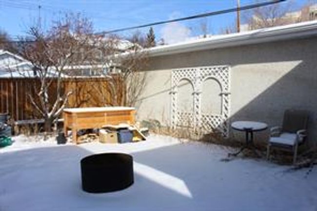 909 34a St Nw, Home with 4 bedrooms, 2 bathrooms and 3 parking in Calgary AB | Image 3