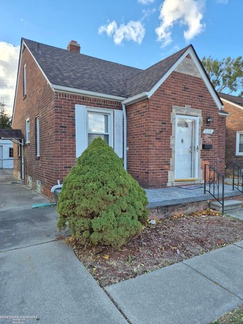 21241 Redmond Ave, Eastpointe, MI, 48021-2984 | Card Image