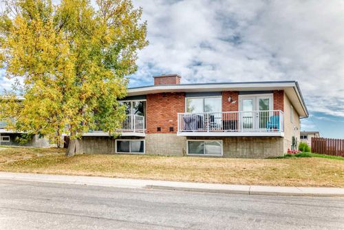 133 &amp; 135 Huntford Close Ne, Calgary, AB, T2K3Y7 | Card Image