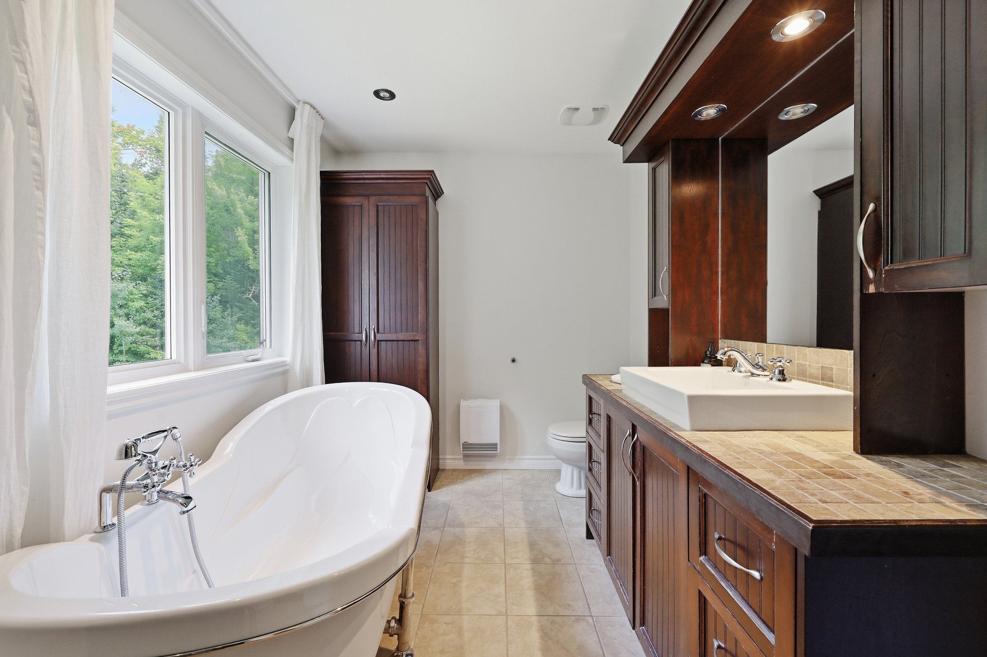 Residential in Sainte-Anne-des-Lacs 4