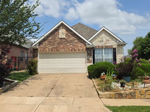 8207 Persimmon St, Irving, TX, 75063-7294 | Card Image
