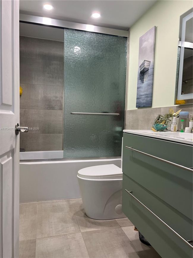 APT-504 - 600 Three Islands Blvd, Condo with 2 bedrooms, 2 bathrooms and null parking in Hallandale Beach FL | Image 11