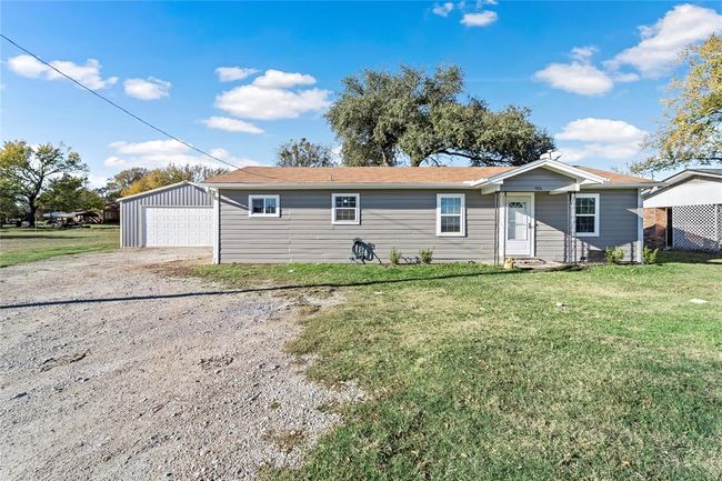 915 E Hanna St, House other with 3 bedrooms, 2 bathrooms and 2 parking in Calvert TX | Image 6