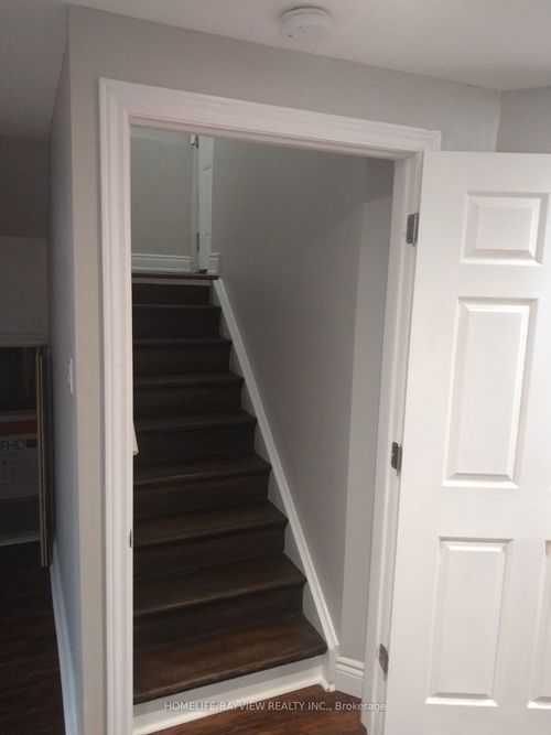 129 Av Matthewson, Bradford, ON, L3Z0N9 | Card Image