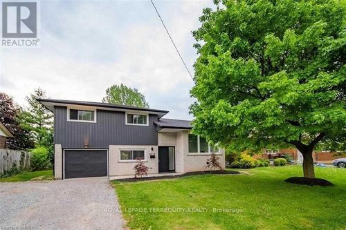 6712 Winston St, Niagara Falls, ON, L2G5G3 | Card Image