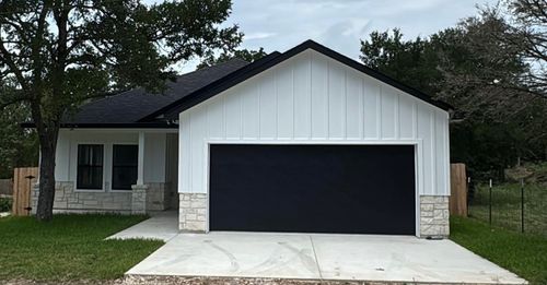 889 S Leon St, Giddings, TX, 78942-2362 | Card Image