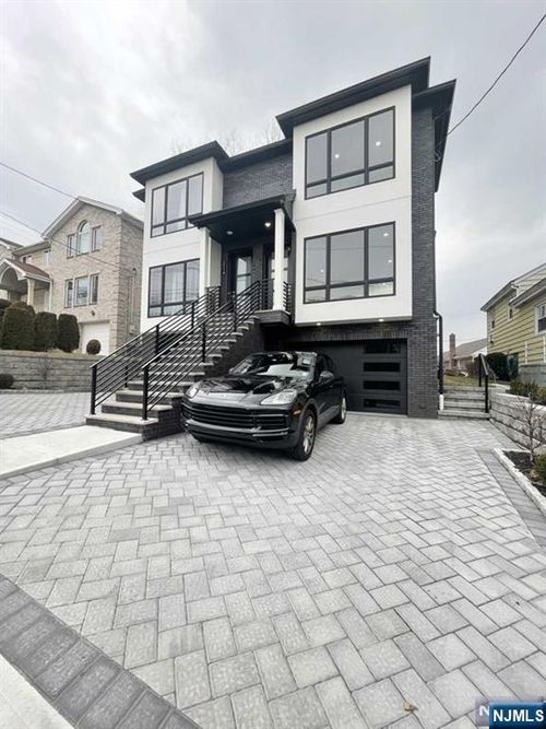 211 Slocum Way, Fort Lee, NJ, 07024-5305 | Card Image
