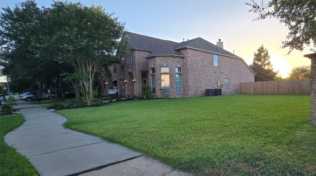 1910 Stable Stone Ln, House other with 5 bedrooms, 5 bathrooms and 2 parking in Pearland TX | Image 5