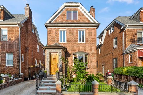 33 84th St, Jackson Heights, NY, 11372-1529 | Card Image