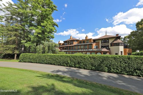 carriage-barn-e-2-19 Hawthorne Rd, Stockbridge, MA, 01262-7760 | Card Image