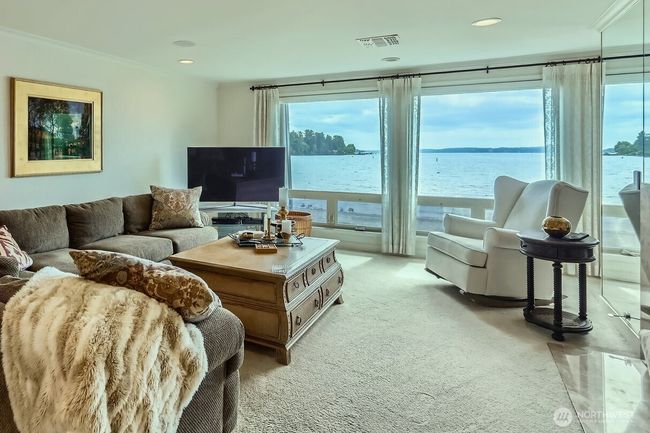 APT-201 - 9727 Ne Juanita Dr, Condo with 3 bedrooms, 3 bathrooms and 2 parking in Kirkland WA | Image 4