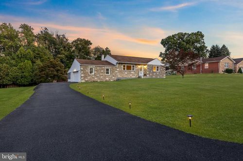 111 Beechwood Dr, Huntingdon Valley, PA, 19006-1202 | Card Image
