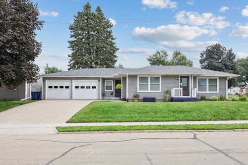 1221 S 10th St, Clinton, IA, 52732-6238 | Card Image