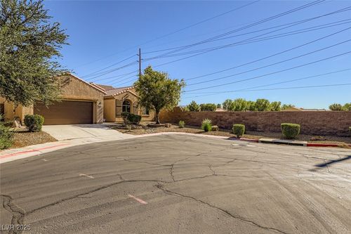 5772 Flying Birdie Ave, Las Vegas, NV, 89122-4120 | Card Image