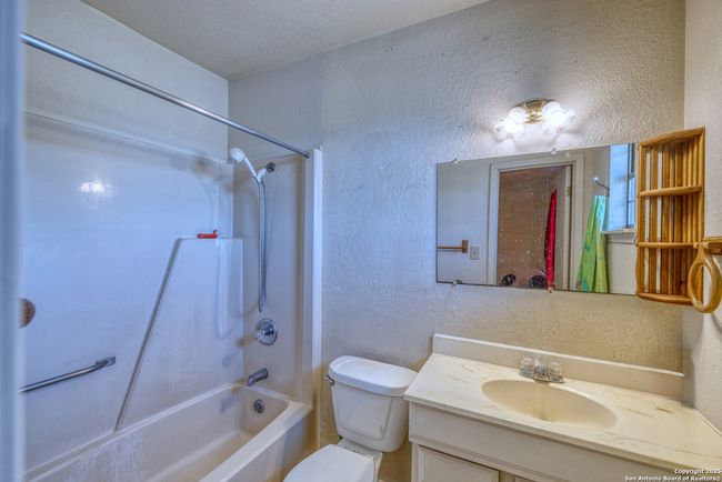1390 Windmill Rd, House other with 2 bedrooms, 2 bathrooms and null parking in Uvalde TX | Image 16
