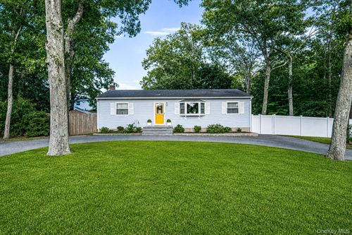 3 Newcomb Trl, Ridge, NY, 11961-2238 | Card Image