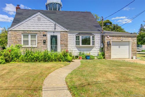 58 Weberfield Ave, Freeport, NY, 11520-2535 | Card Image