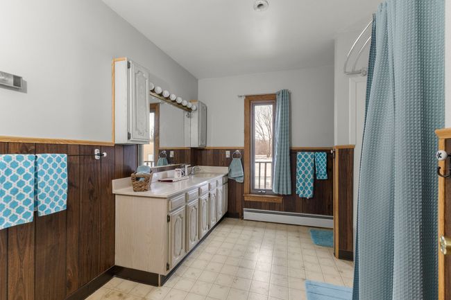 Upper level full bath | Image 25