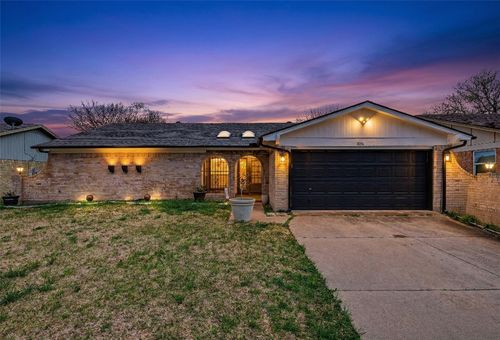 1806 Briar Meadow Dr, Arlington, TX, 76014-2510 | Card Image