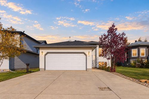 212 Waniandy Way, House with 5 bedrooms, 3 bathrooms and 5 parking in Fort Mcmurray AB | Card Image
