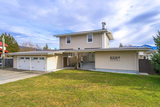 10014 Young Road, House other with 4 bedrooms, 3 bathrooms and 8 parking in Chilliwack BC | Image 1
