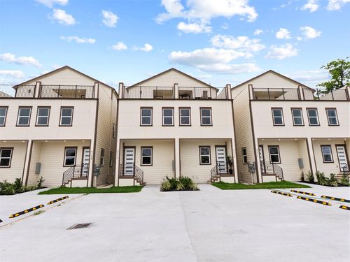 1-821 N Loop Center S, Houston, TX, 77022 | Card Image
