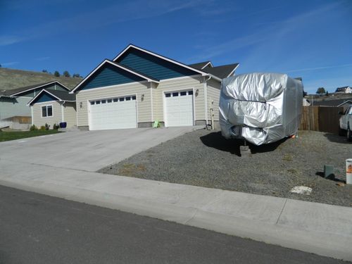 2839 Glacier Dr, Klamath Falls, OR, 97603-8590 | Card Image