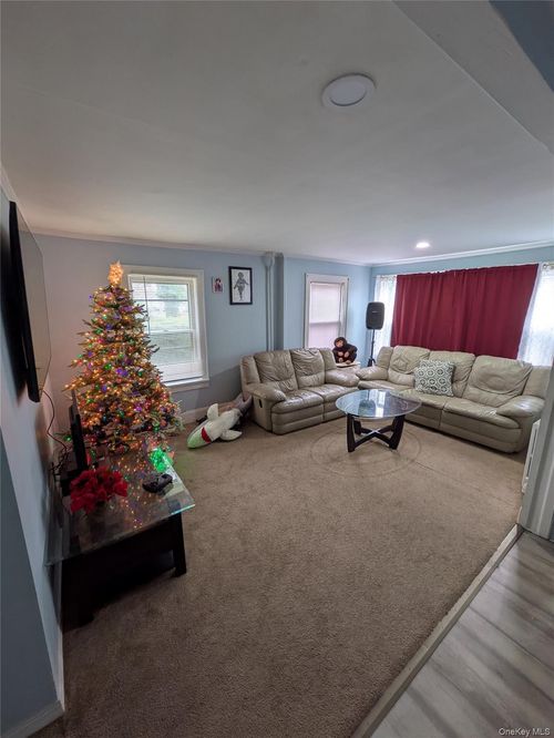 41 Stone Ave, Babylon, NY, 11703-4111 | Card Image