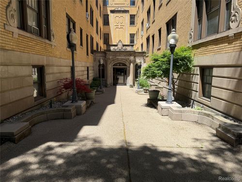 108-120 Seward St, Detroit, MI, 48202-4448 | Card Image