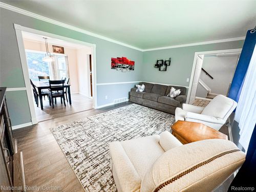1128 Meadowood Dr, Waterford, MI, 48327-2958 | Card Image