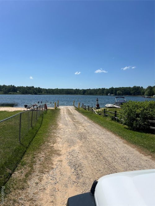 105 Alley St, Lake, MI, 48632-9290 | Card Image