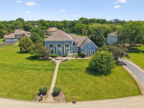 6605 Oakwood Manor Dr, Crystal Lake, IL, 60012-1197 | Card Image