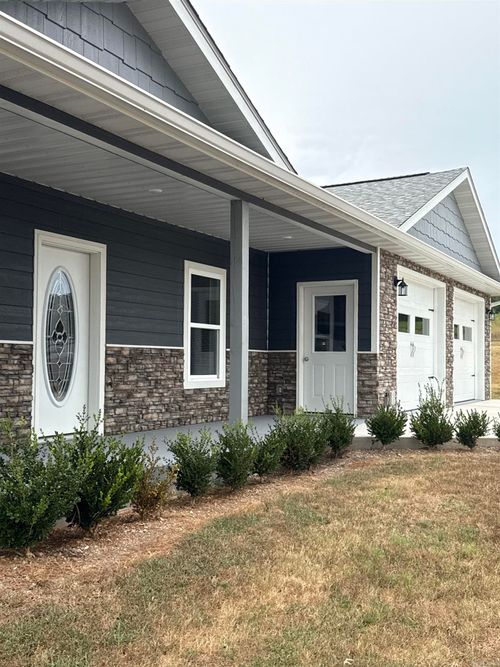 631 Spring Valley Dr, Mammoth Spring, AR, 72554-7512 | Card Image