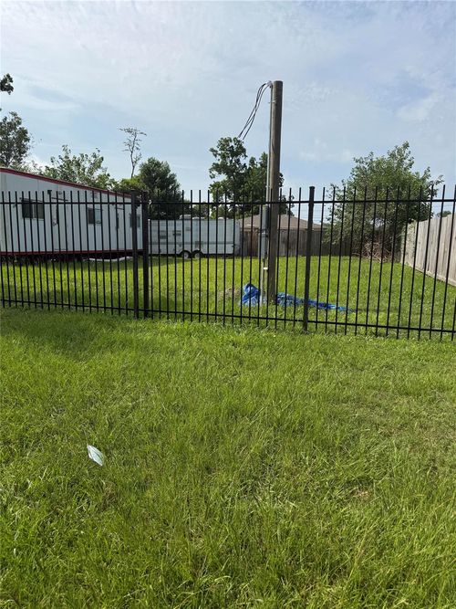 845 S Victory Dr, Houston, TX, 77088-6357 | Card Image