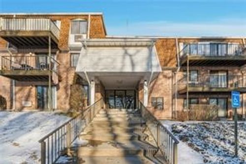 a314-752 Quaker Ln, East Greenwich, RI, 02818-1661 | Card Image