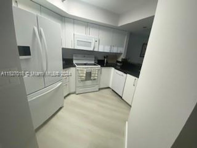 APT-509 - 6767 Collins Ave, Condo with 2 bedrooms, 2 bathrooms and null parking in Miami Beach FL | Image 9