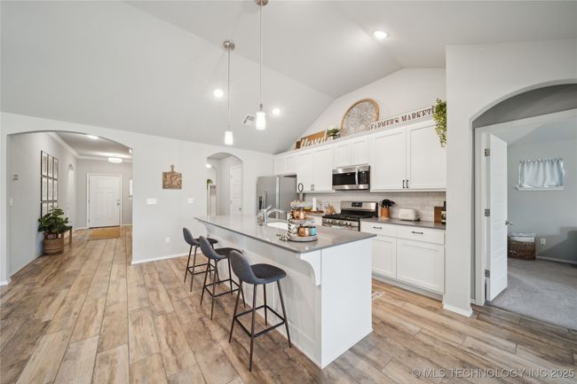 LARGE OPEN KITCHEN | Image 13