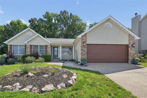814 Emerald Place Dr, Saint Charles, MO, 63304-1090 | Card Image